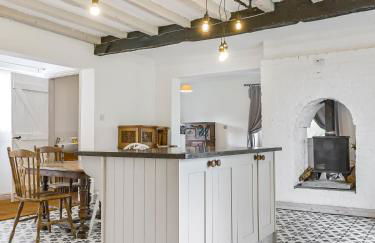 3 Bedroom Country Cottage with Private Garden - Photo 6