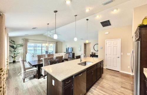 Cozy Oasis in Prime Location with Sunset Lake View, Golf Cart and Bathtub - Foto 6