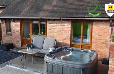Coach House at Oaks Barn Farm Alcester with optional hire Salt water hot tub - Photo 2