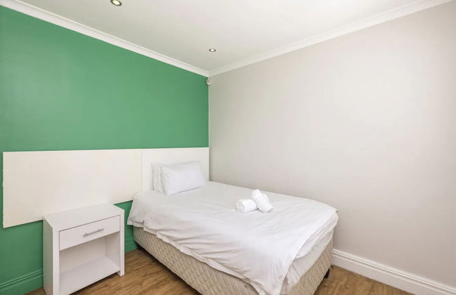 Contemporary 4 Bedroom Home - Photo 3