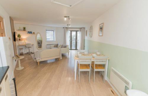 Stylish 2-Bed Apartment, City Centre Gem, 1 min walk to Train Station, Free parking - Foto 10