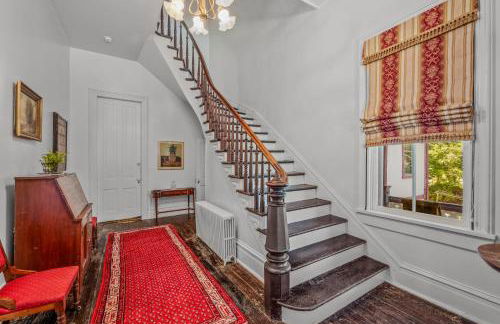 The Manor - Historic Mansion, Wifi, Covered Porch, Screen Porch, King Bed, Walk to Spas, Shops & Restaurants - Foto 7