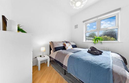 Cozylease 3 Bedroom Canary Wharf Family,Workcation, Fast WiFi, Workspace,1 stop to City - Photo 36