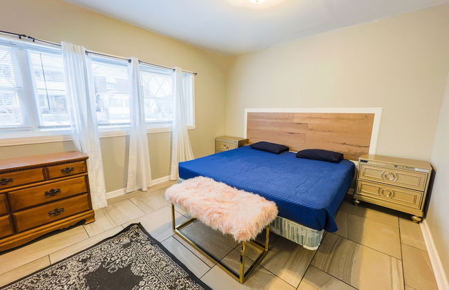 The Stone Castle - With Private Yard & Parking, Near Falls & Casino by Niagara Hospitality - Foto 2