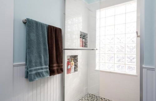 King Bed - 5 Min to MOA - 75 & 65' HDTV - Ping Pong - Foto 11