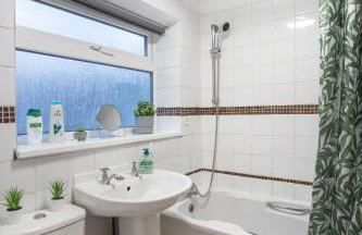 3 Bed-Free Parking-Close to City-by Holiday Homes - Foto 15