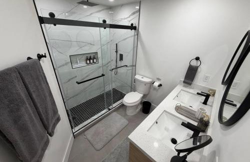 Sunny Oasis Near the Beach with 4BR and 3BA Pool Home - Foto 17