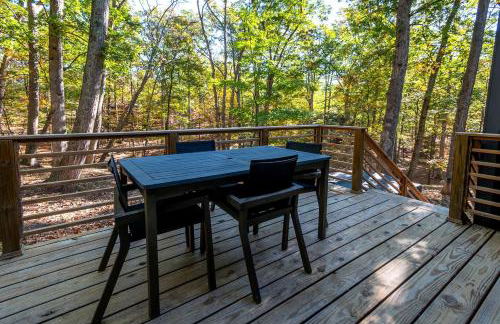Modern Forest Cabin with Hot Tub, Screened Porch & Resort Access Near Hedgesville, WV - Foto 27