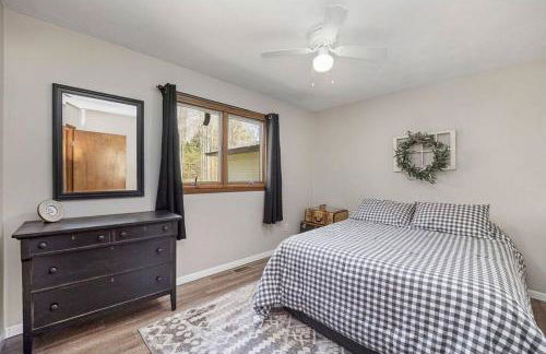 Lakeside Getaway with Hot Tub - Foto 13