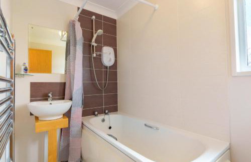 Dove Lodge - Peak District Cabin - Photo 19