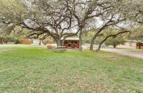 'Cabana Luna' Cabin w/ Deck, Swing & Fire Pit! - Foto 24