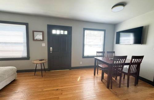 King Bed with Bunkbed Room - Gallatin Stays - Foto 5