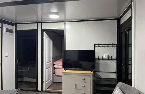 Sunset Retreat Cabin, Private Hot Tub with Mini Cinema Projector & Garden views - Foto 20