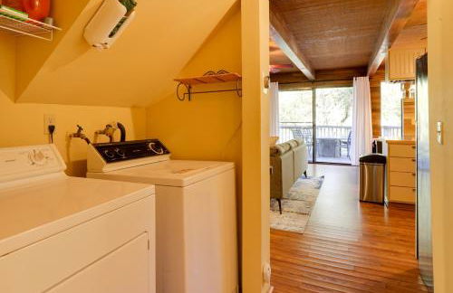 Spacious Groveland Cabin with Wraparound Deck! - Foto 12