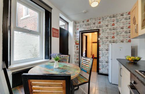 Newcastle CITY APT35,FREE STREET PARKING,4 BEDROOM HOUSE,8 SINGLE BEDS,FULL KITCHEN,ALL ROOMS WITH TVs,NETFLIX - Photo 15