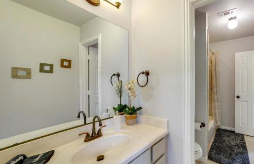 Great for Gatherings! Stylish Allen Home with Patio - Foto 27