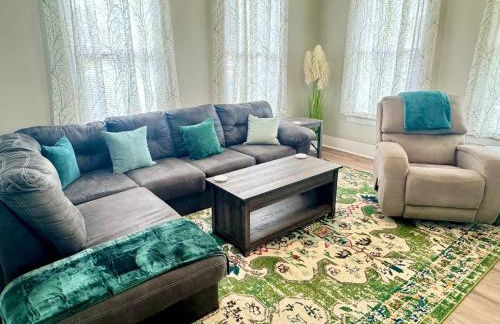 Bright & Airy 2BR 1BA Home Near The Riverfront - Foto 1