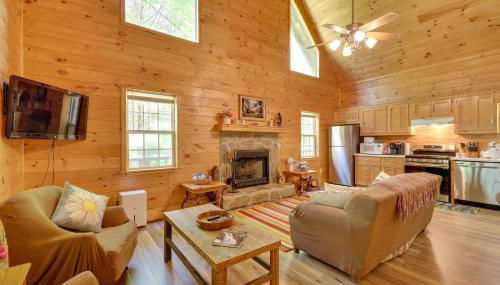 Secluded Cross Creek Cabin with Deck and Fire Pit! - Foto 4