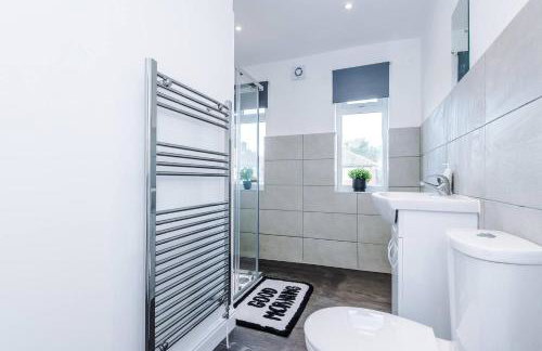 Comfy 3-BR Wirral Home | Free Parking & Wi-Fi - Foto 39