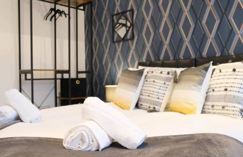 Prime Location - 4 Bedroom 3 Bathroom House - Sleeps up to 8 - Free Parking, Fast Wifi, Balcony, Smart TV and Private Garden by Yoko Property - Foto 13