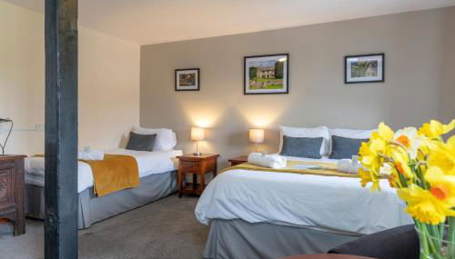 Charney Manor - Photo 4