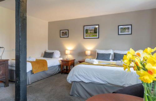 Charney Manor - Photo 4