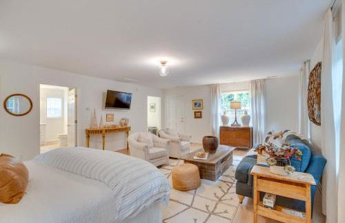 Idyllic Cave Spring Studio with Patio and Fire Pit! - Foto 7