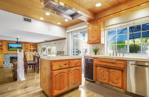 Charming Villa with Backyard Oasis Close to Beach - Foto 24