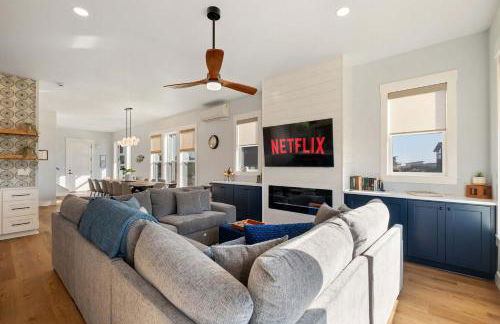 Brand-New Beach Retreat Hot Tub Sleeps 13 - Foto 7