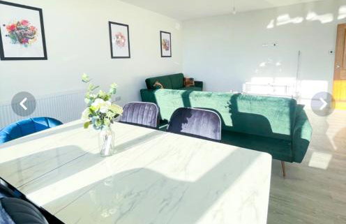 The Felix Apartments - 3 Bedrooms - FREE Parking - Close to train station - Photo 24