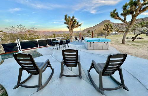 Epic Views, Huge House, Acres of J-Trees to explore, Hot Tub, Pool, AC, and Mini-Golf - Foto 62