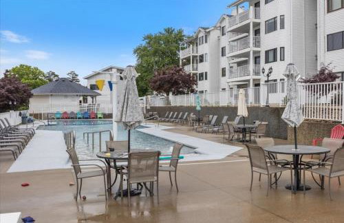 Lakefront Osage Beach Condo + Workspace w/ Pool Views - Foto 32