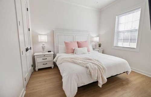 Seabreeze Haven 6 - Steps to Beach, Pet-Friendly, Pool, Fast WiFi - Photo 6