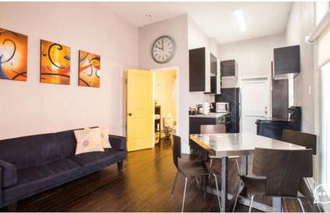 Modern Condo Blocks from Quarters - Foto 1