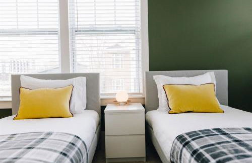 Birdsong Bungalow - Hot Tub, Game Room, Fire Pit - Foto 17