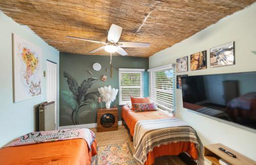 Pink Pony Villa - Waterfront Escape with Pool & Themed Rooms - Foto 10