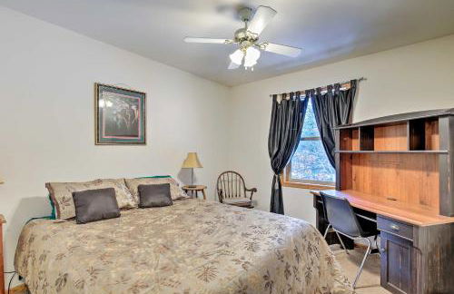 Lakefront Family Getaway with Private Deck and Dock! - Foto 18