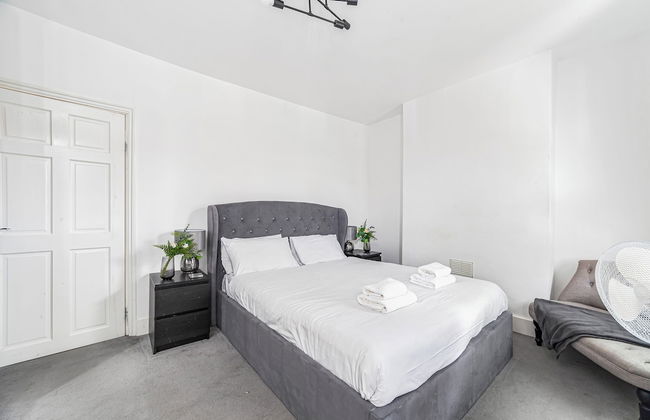 Spacious & Chic 3bed House in London - Photo 4