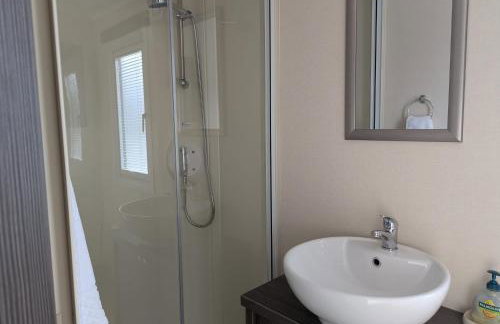 2-Bed Ringwood Cabin - incl Park Pass SelfCheckin - Foto 3