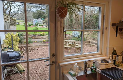 2 Bed Cottage - Sleeps 4 - Garden, Pets, Wifi - Foto 10