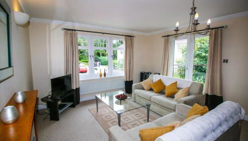 Turnberry Apartments - Photo 2