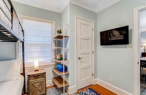 Poolside Bungalow with Fire Pit Fun and King Suite - Foto 24