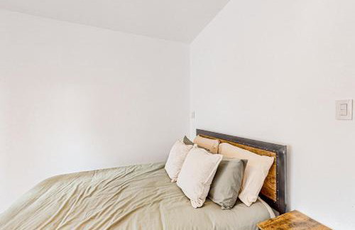 Beautiful dog-friendly home with fireplace, large yard, hammock, W/D, and AC - Foto 29