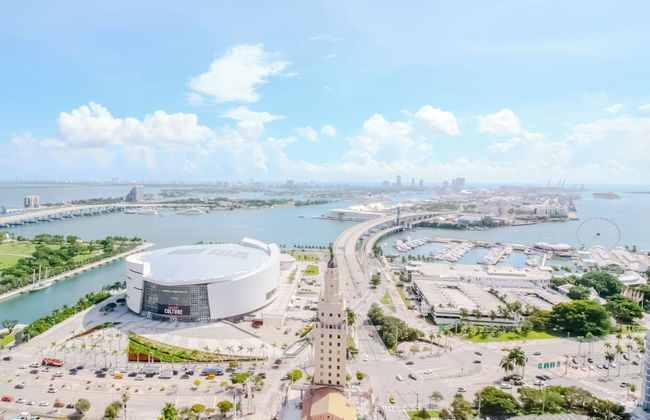 Luxurious Downtown Escape - Photo 42