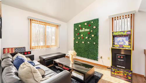 Cozy Cabin at Poconos With Hot Tub and Fire Pit - Foto 4, Game Room