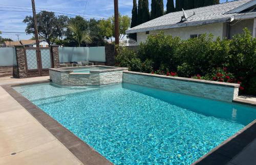 Beautiful Remodel 3 Bedroom 2 bathroom Home with Pool & Jacuzzi - Foto 6