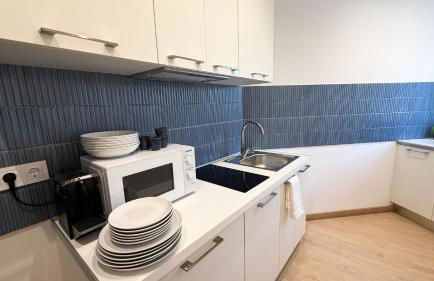 109 - Beachside Renovated 1BR apt 5 min from Beach - Photo 3