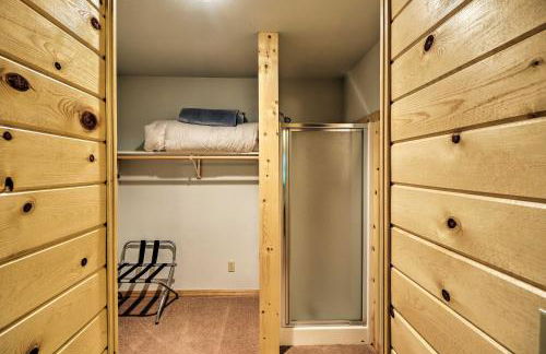 Trego Cabin with Mtn Views, Easy Access to Lake - Foto 17