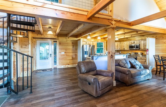 Stunning 2BR Cabin with Mountain Views - Foto 24