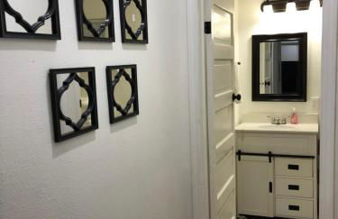 Downtown View Cozy 2br/1ba Home Sleeps 8 - Foto 28